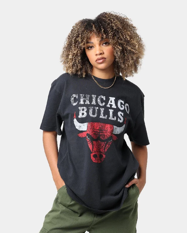 Mitchell & Ness Chicago Bulls Oversized Logo Short Sleeve Vintage T-Shirt Vintage Black Satin Blend Silk Blend Wool Blend Mitchell & Ness Chicago Bulls Oversized Logo Short Sleeve Vintage T-Shirt Vintage Black Satin Blend Silk Blend Wool Blend