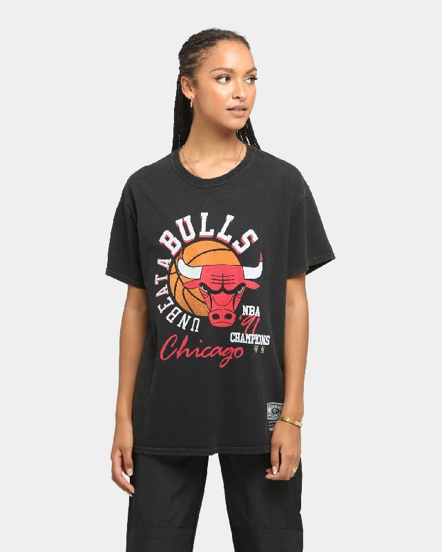 Mitchell & Ness Chicago Bulls Unbeatabulls Short Sleeve Vintage T-Shirt Black Ribbed T-Shirt High Neck Heavyweight Mitchell & Ness Chicago Bulls Unbeatabulls Short Sleeve Vintage T-Shirt Black Ribbed T-Shirt High Neck Heavyweight