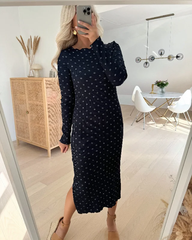 Aware by Vero Moda kjole julia ls boatneck calf navy blazer/dots - FORUDBESTILLING LEV. UGE 46 Women's Elegant Suit Aware by Vero Moda kjole julia ls boatneck calf navy blazer/dots - FORUDBESTILLING LEV. UGE 46 Women's Elegant Suit